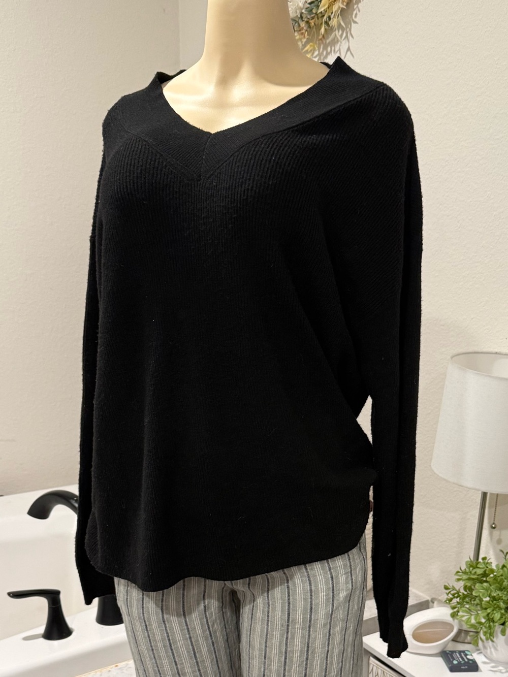 Nine West Jeans Black V-Neck Sweater – Large 🖤